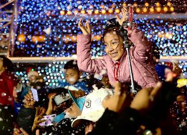 Lluvia y frío no frenan fiesta navideña en el Zócalo; familias disfrutan de la verbena