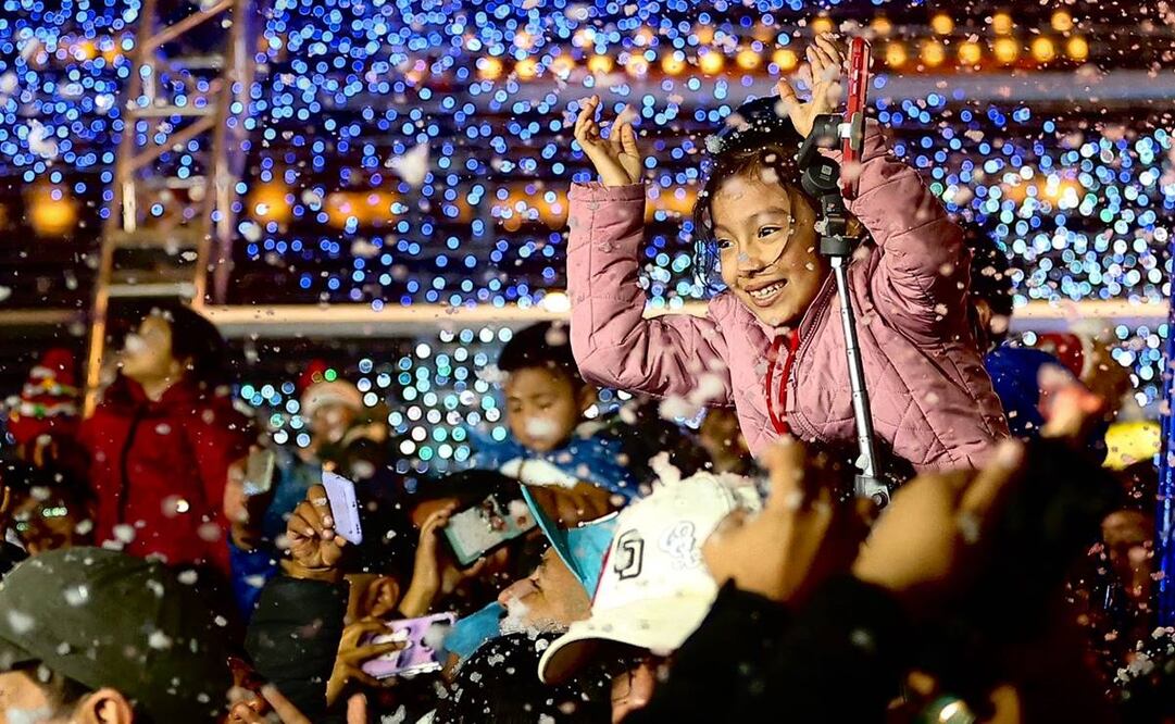 Familias disfrutan de la verbena navideña en el Zócalo 22 de diciembre 2024 / Foto: Berenice Fregoso. EL UNIVERSAL