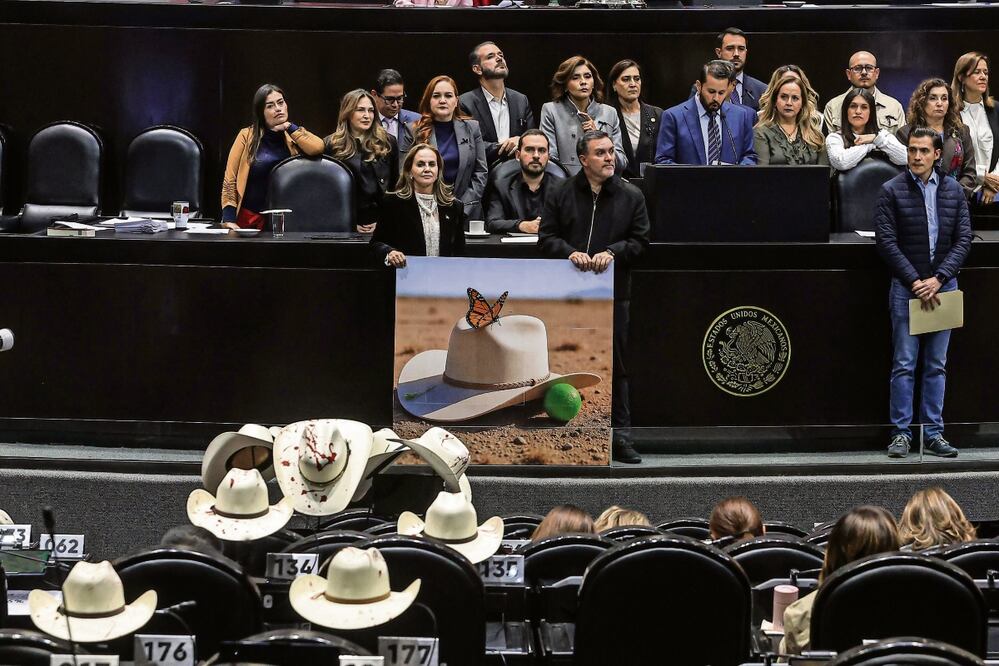 Diputados del PAN y PRI colocaron sombreros manchados de “sangre” en sus curules como protesta tras el asesinato del alcalde de Uruapan. Foto: Gabriel Pano / EL UNIVERSAL