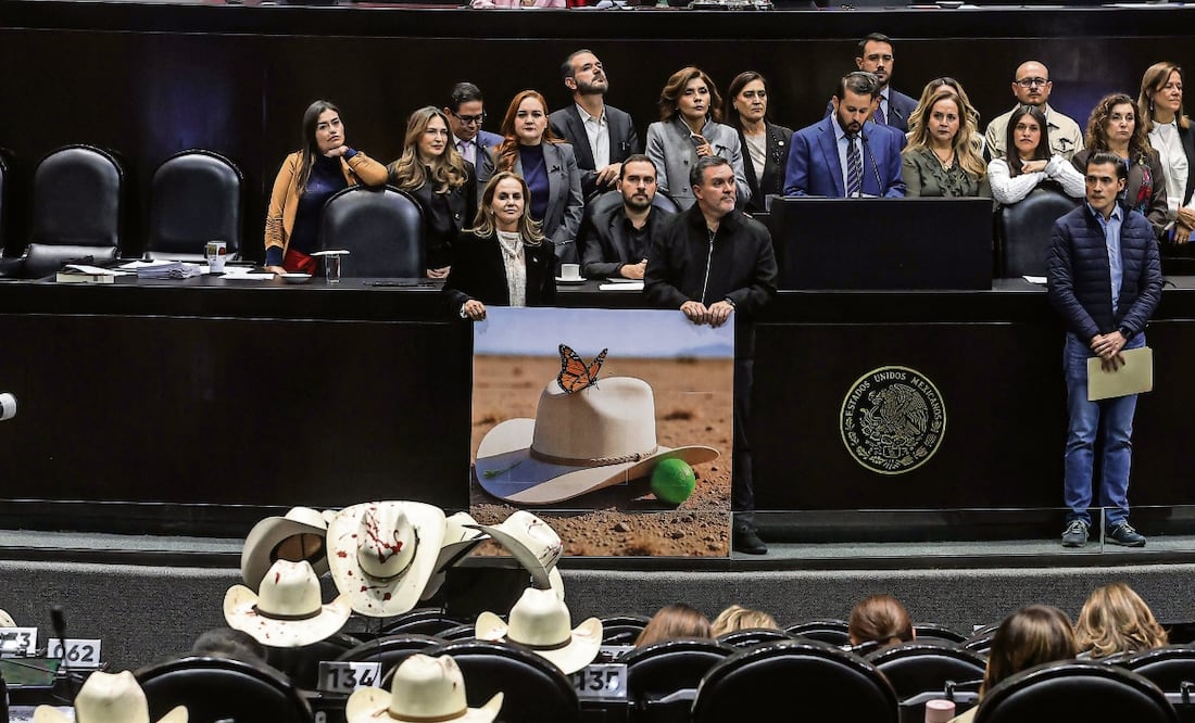 Diputados del PAN y PRI colocaron sombreros manchados de “sangre” en sus curules como protesta tras el asesinato del alcalde de Uruapan. Foto: Gabriel Pano / EL UNIVERSAL