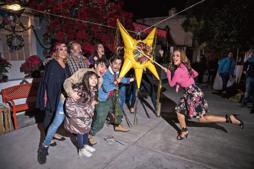 La familia Barrio Bravo desafió el frío para salir al patio a romper la piñata. (CRISTOPHER ROGEL BLANQUET. EL UNIVERSAL)
