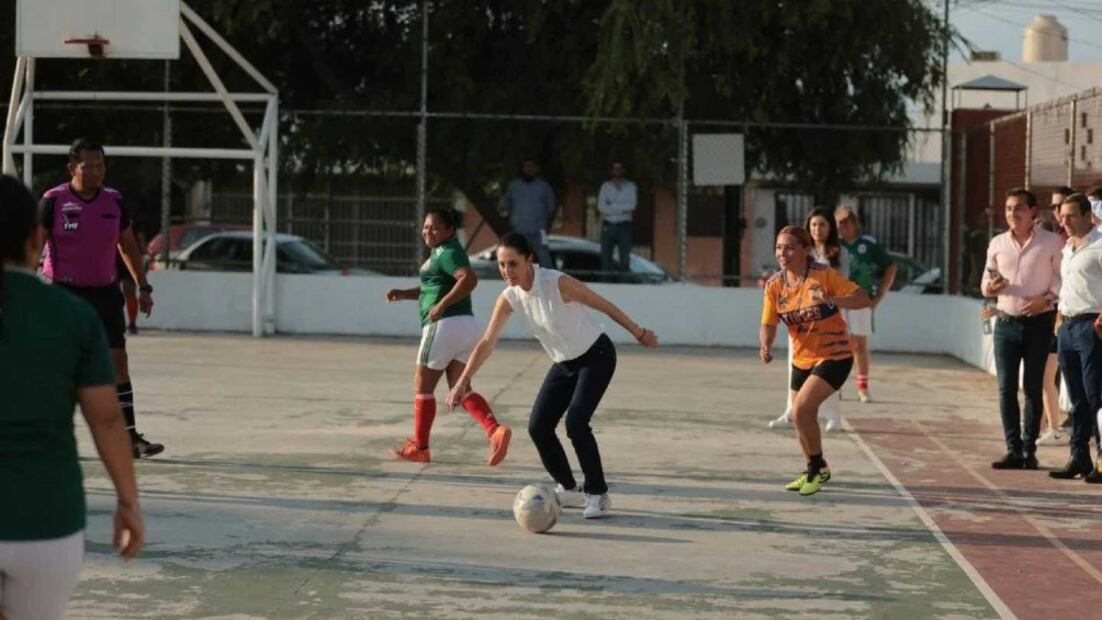 Claudia Sheinbaum jugando futbol / Foto: Especiales