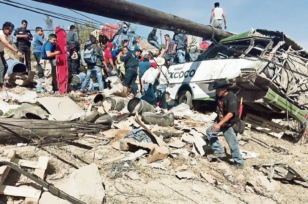 Paramédicos de Protección Civil y Bomberos de Tepetlaoxtoc, Texcoco, Atenco y Acolman, al igual que vecinos de la zona, participaron en el rescate de víctimas. Foto: ESPECIAL