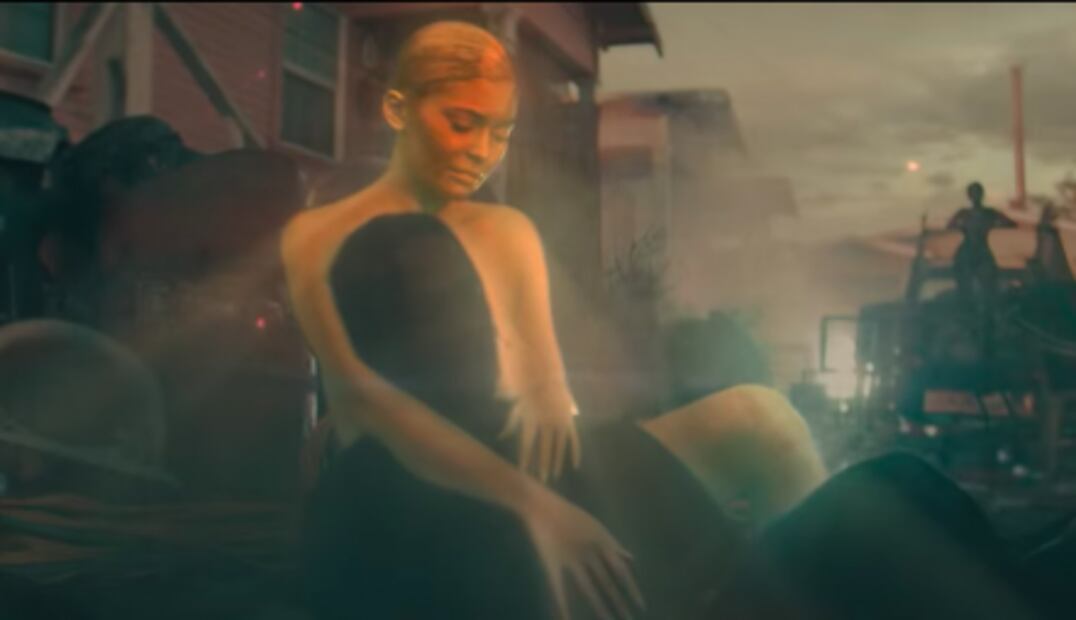 Kylie Jenner luce un impactante vestido transparente en el videoclip de Travis Scott