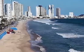 Pese a alertas por fuerte oleaje, rescatan a 10 bañistas en playas de Mazatlán; entre ellos tres menores procedentes de Coahuila 