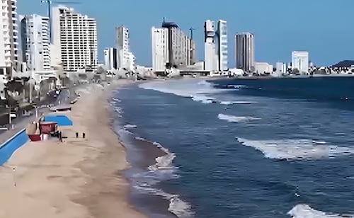 10 Swimmers Rescued in Mazatlán Despite Strong Wave Warnings; Three Minors Among Them Tourists from Coahuila