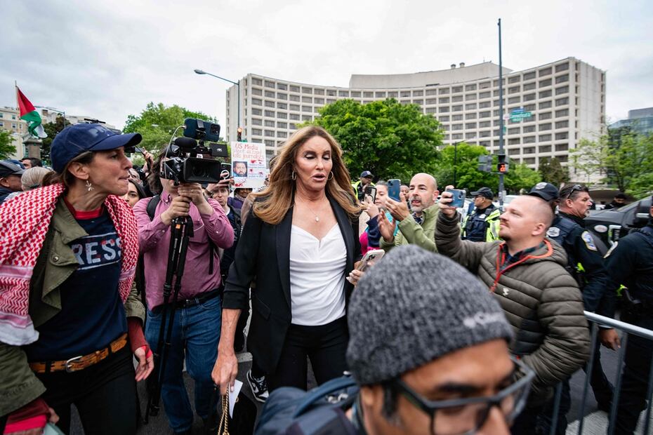 Caitlyn Jenner es confrontada por manifestantes propalestinos, en Washington. Foto: AFP