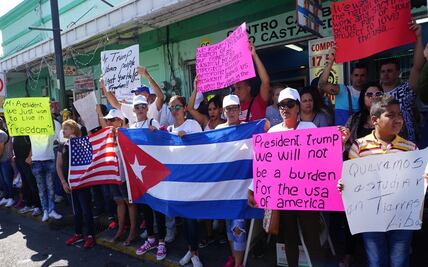 Cubanos varados en México piden entrar a EU