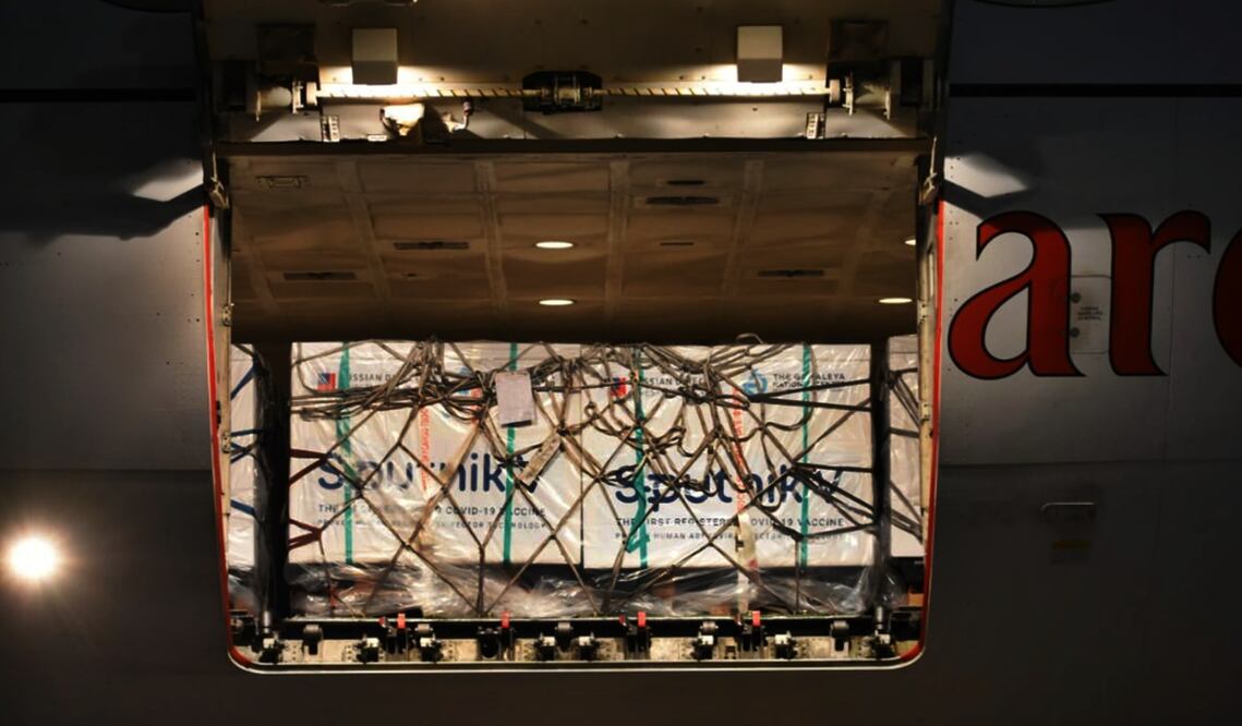 Arribaron 600 mil dosis de vacuna Sputnik V, contra Covid-19, a la 1:39 horas, al Aeropuerto Internacional “Felipe Ángeles” en el vuelo EK-9919 de la aerolínea Emirates. Foto: especial