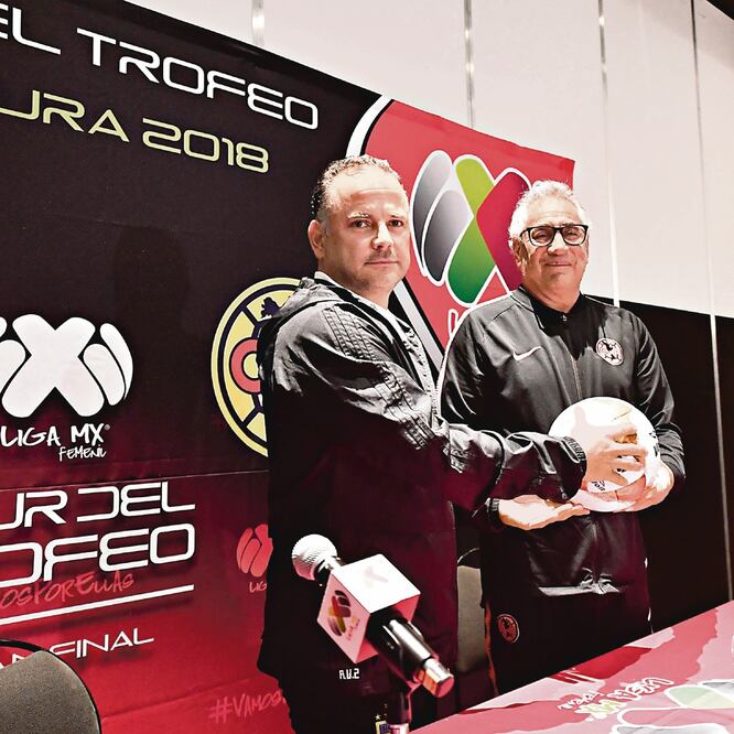 Leo Cuéllar, entrenador de las Águilas en la Liga MX Femenil. Foto: IMAGO7