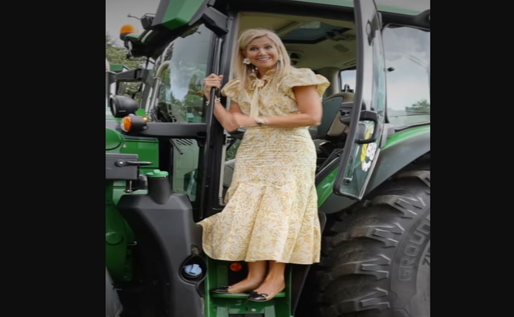 La reina Máxima de Países Bajos sorprendió a todos al manejar un tractor. Foto: Instagram