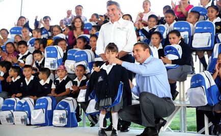Gobernador entrega kits escolares a niños poblanos