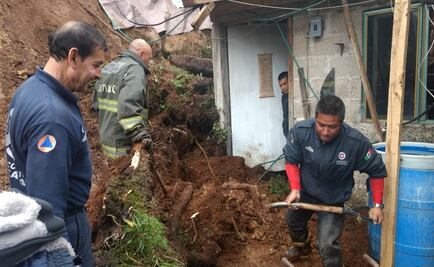 Deslave deja atrapadas a mujeres en Naucalpan 