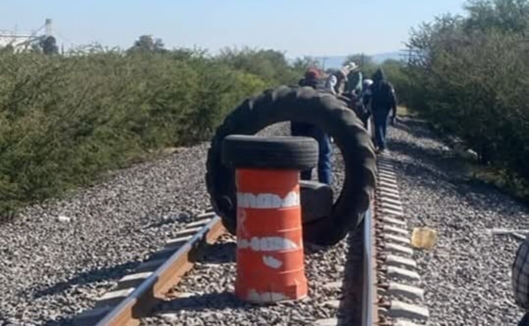 Productores de maíz bloquean vías de tren y liberan casetas. Foto: especial