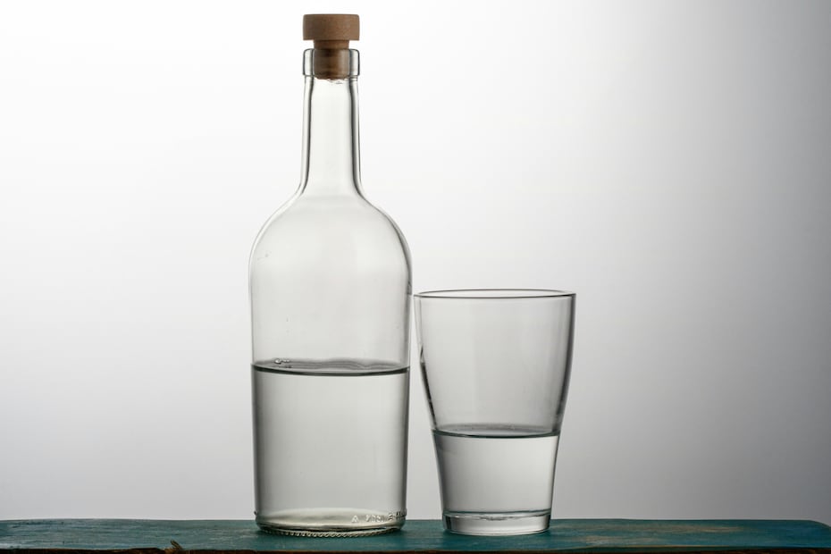 Diluye 4 cucharadas de vinagre blanco en 2 tazas de agua, remoja la prenda con la mezcla durante 30 minutos y enjuaga con agua fría. Foto: Unsplash