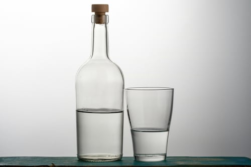 What is the use of spraying white vinegar at your home entrance? Discover the homemade trick to protect your home in sum