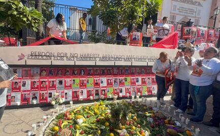 Colectivo “Sabuesos Guerreras” coloca memorial por desaparecidos en rejas de Catedral de Culiacán