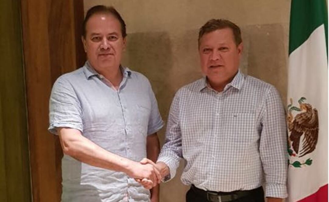 Foto: Especial. De izq a der. Secretario de Sedetus, Carlos Ríos Castellanos y alcalde de Lázaro Cárdenas, Emilio Jiménez Ancona, luego de la firma del convenio, el 27 de abril.