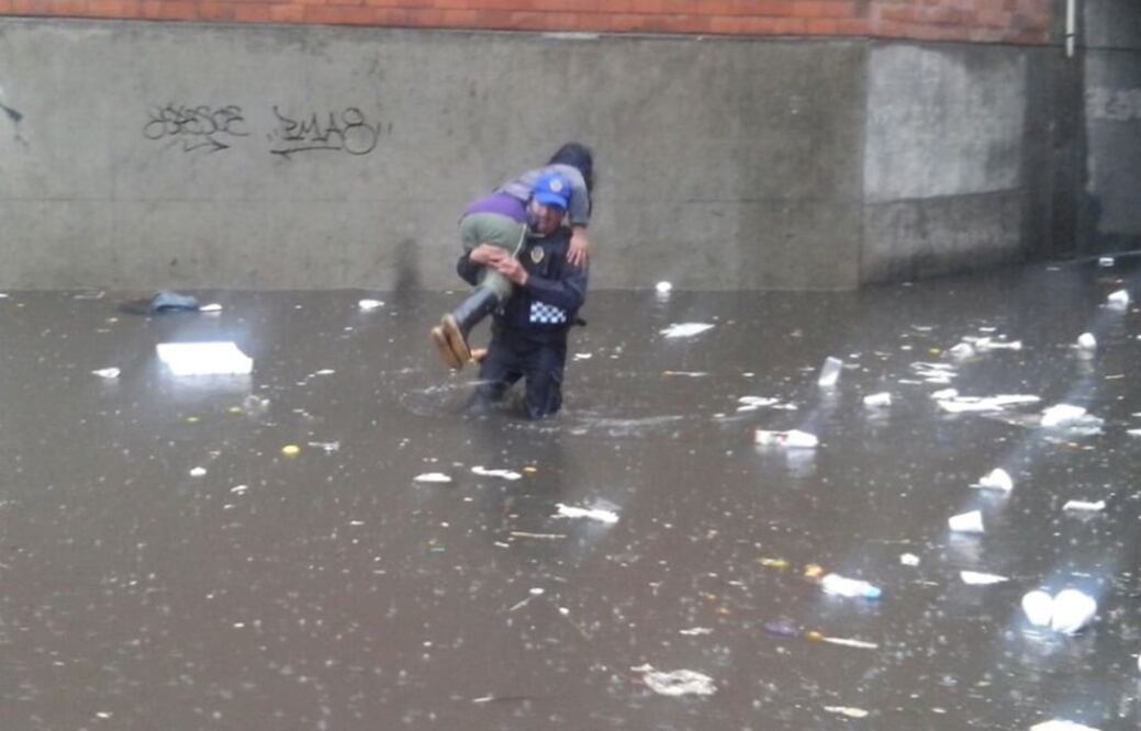 En redes sociales circula la foto del policía Rubén Bautista Maldonado, con número de placa 680148, quien carga a una mujer para sacarla del sitio inundado. Foto: Especial
