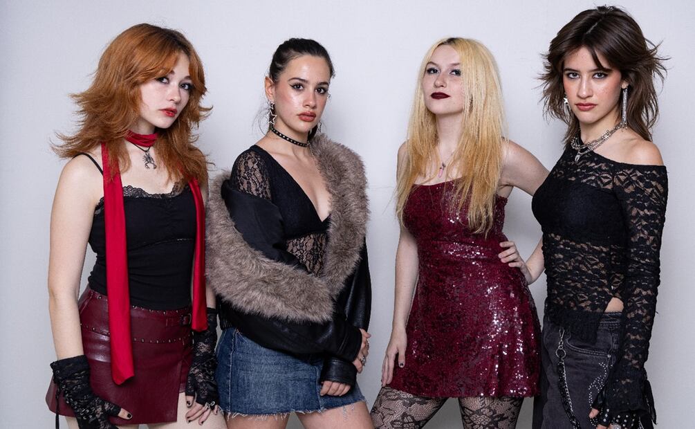 A la banda queretana formada en 2023 la integran dos pares de hermanas: Anitza y Adriana Mursec, y Renata y Emilia Ramos. Comenzaron tocando en tributos locales antes de interpretar temas propios. 
Foto: Hugo Salvador / EL UNIVERSAL.