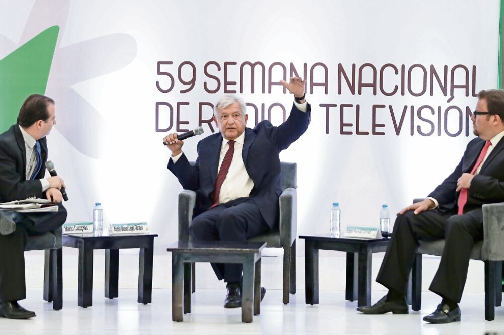 En una reunión con representantes de la radio y la TV, Andrés Manuel López Obrador, candidato a la Presidencia de la coalición Juntos Haremos Historia, dijo que en México debe haber una separación entre los poderes económico y político.Foto: VALENTE ROSAS
