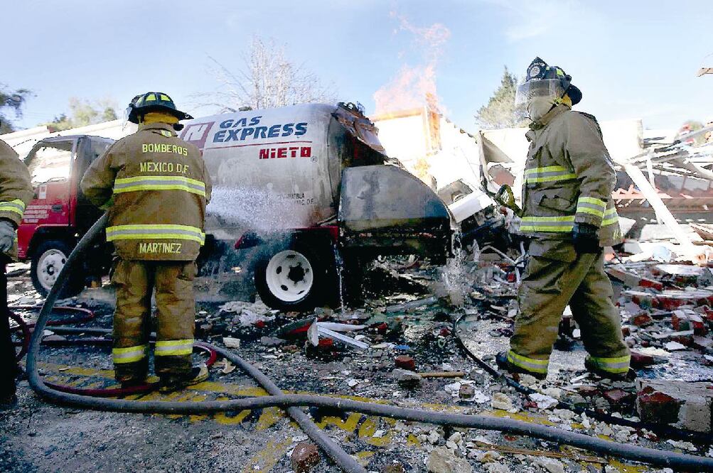 En febrero, el Gobierno del Distrito Federal presentó una demanda civil contra Gas Express Nieto, empresa a la que pertenecía la pipa que originó la explosión (ARCHIVO EL UNIVERSAL)
