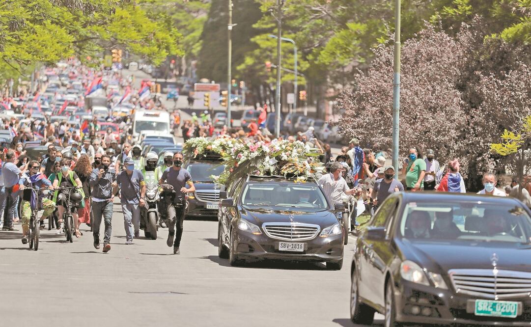 Miles de uruguayos salieron a las calles en Montevideo para despedir al expresidente Tabaré. El cortejo fúnebre, que partió del centro de la capital, llegó al cementerio de La Teja, luego de una hora de recorrido. Foto: Raúl Martínez. EFE