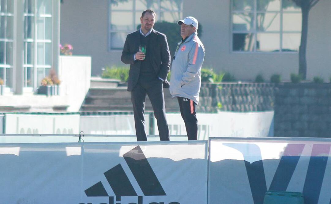 Santiago Baños y Miguel Herrera durante el entrenamiento de las Aguilas. FOTO/IMAGO7