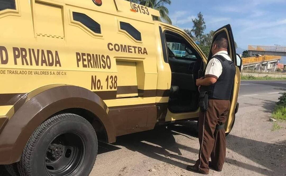Muere perrito atado a camioneta de valores en Morelos. Foto: Especial.