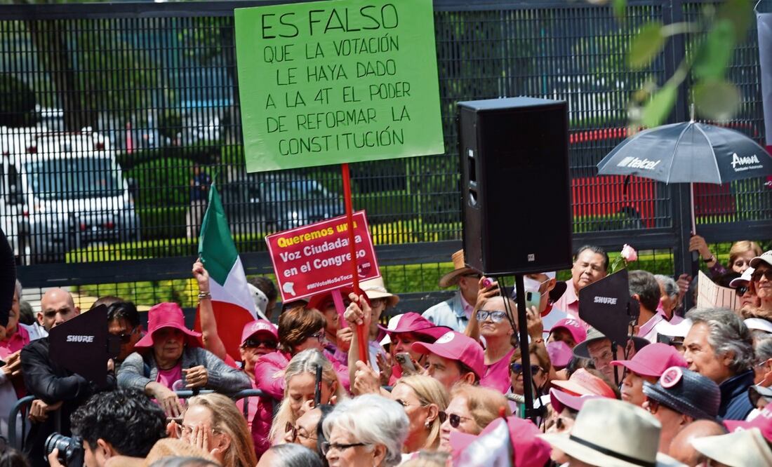 Manifestantes llegan con pancartas y lonas para exigir al INE actué conforme a la Constitución. Foto: Berenice Fregoso / EL UNIVERSAL