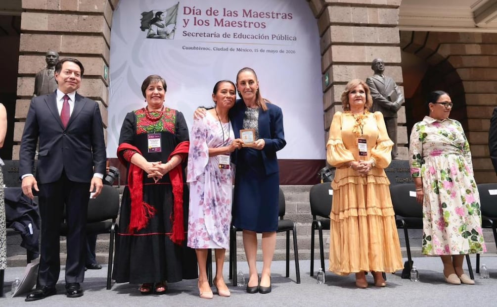 Mario Delgado, secretario de Educación y la presidenta Claudia Sheinbaum durante la ceremonia por el Día del Maestro desde las instalaciones de la SEP (15/05/2026). Foto: Especial