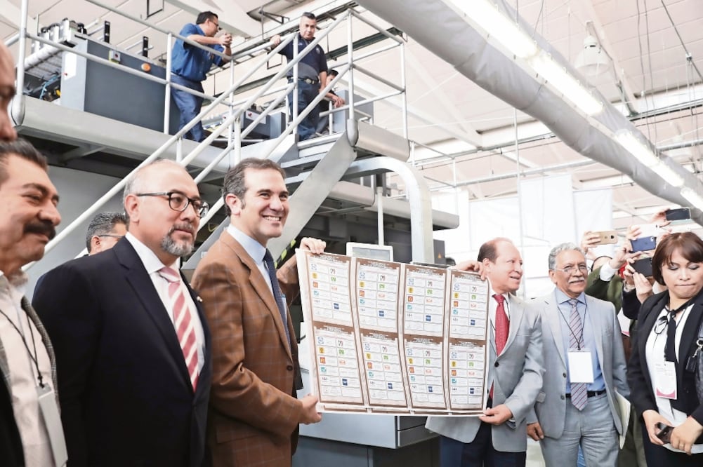 Consejeros del INE durante el inicio de la impresión de boletas para las elecciones de este año, el pasado 11 de mayo. Además de renovar el cargo de Presidente, se elegirán legisladores federales y locales, así como nueve gobernadores. Foto: LUIS CORTÉS