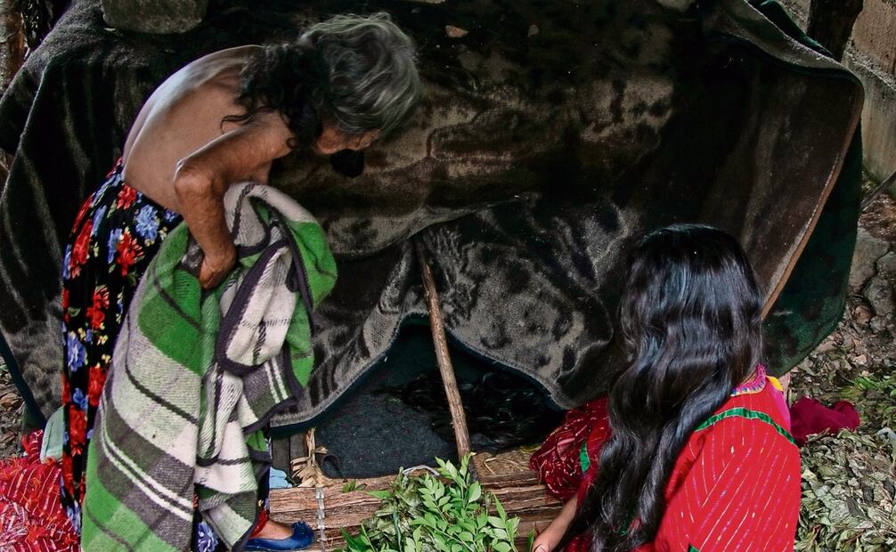 Las curanderas también se encargan de sanar los espantos. Entre las familias desplazadas los espantos son comunes por haber atestiguado balaceras. Foto: Juana García / EL UNIVERSAL
