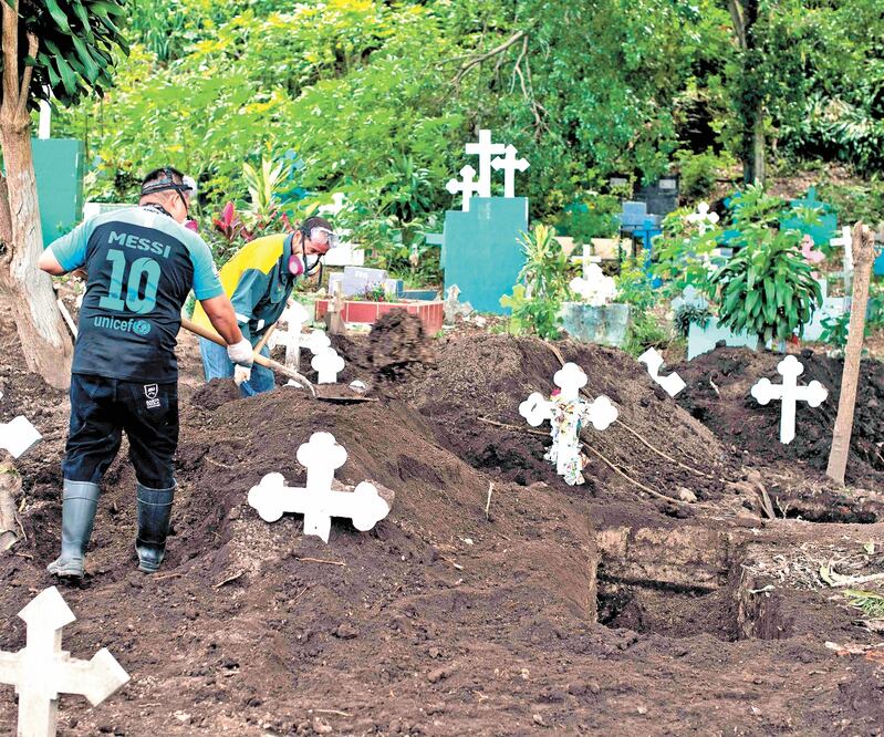 En El Salvador, el virus sacó a flote la actitud autoritaria del presidente, dijo un activista. YURI CORTEZ. AFP
