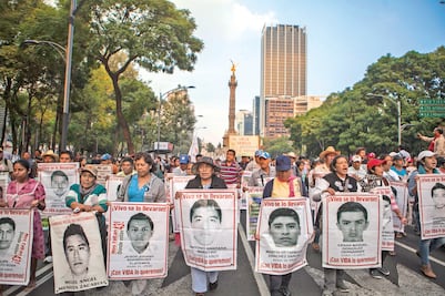 Padres de los 43 se amparan por resolución de la PGR