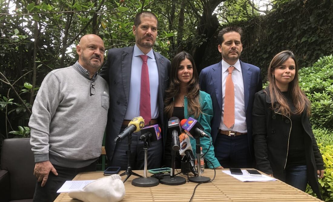 Daniela Berriel a lado de sus abogados Javier y Alejandro Olea con Cecilia su hermana y su padre Mario Alberto. Foto: Nicole Trejo