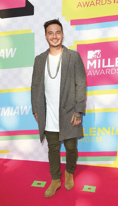 Estrenó su sencillo “Ginza” en los Premios Juventud (CLASOS)