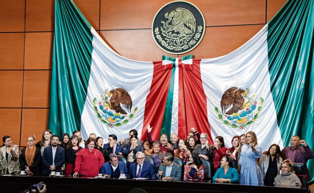 El gobernador de Sinaloa, Rubén Rocha Moya (sentado al centro) acudió ayer a la Cámara de Diputados, donde fue cobijado por legisladores morenistas. Foto Hugo Salvador | El Universal