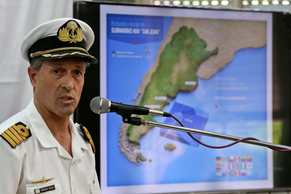 Enrique Balbi, portavoz de la Armada argentina, habla durante una conferencia de prensa hoy (Foto: Reuters)
