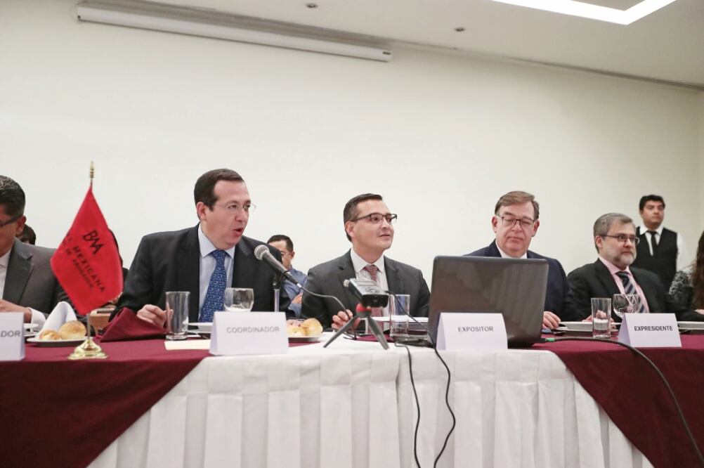 Édgar Olvera, subsecretario de Comunicaciones de la Secretaría de Comunicaciones y Transportes (centro), indicó que lo que municipios han manifestado es que para ellos es fundamental cobrar por derechos de uso de la vía pública. (ALEJANDRO ACOSTA. EL UNI)