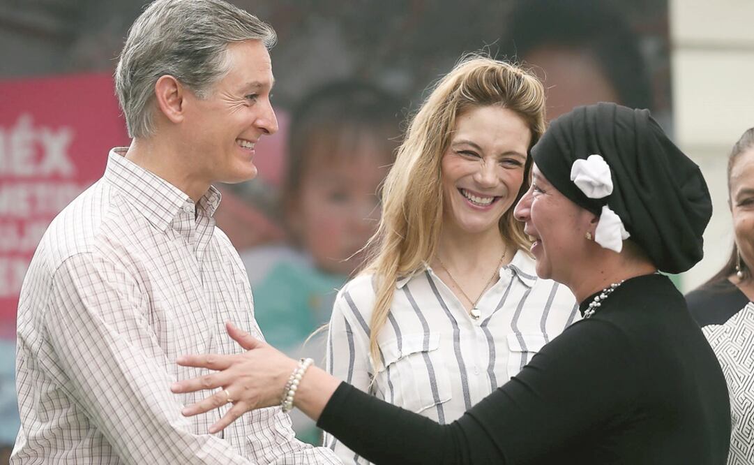El gobernador Alfredo del Mazo Maza y su esposa Fernanda Castillo, presidenta del DIF estatal, estuvieron ayer en la Expo Mujeres, en Tejupilco. Foto: CORTESÍA EDOMEX