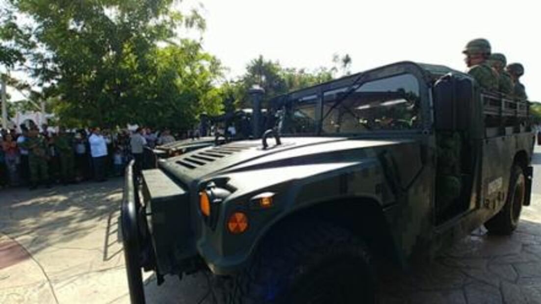 Desfilan mas de 3 mil efectivos antes de inauguración de Base Militar en Cancún