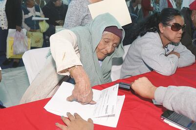 Earthquake victims in Mixtec region receive funds for reconstruction