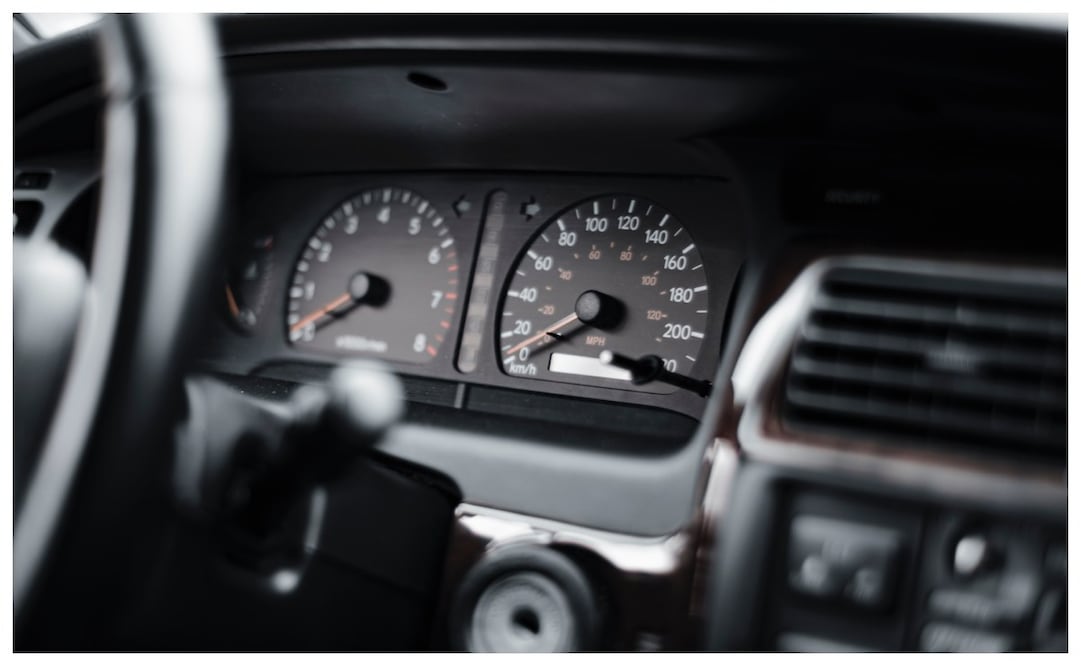 Conoce si te conviene comprar un auto usado de más de 100 mil kilómetros recorridos. Imagen: Unsplash.