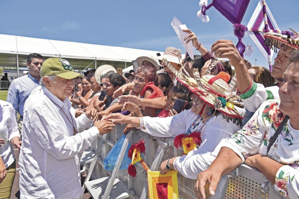 Andrés Manuel López Obrador, ayer durante la gira para entregar programas de Bienestar en Nayarit. / PRESIDENCIA