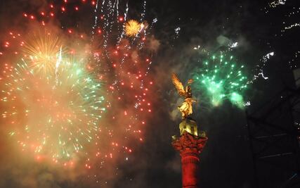 Capitalinos reciben el año nuevo en el Ángel