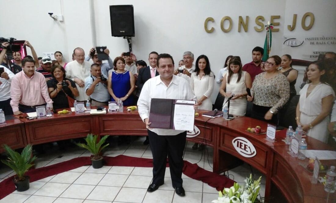 Carlos Mendoza Davis possa con la constancia que lo acredita como gobernador electo de Baja California Sur. (Foto: Especial)