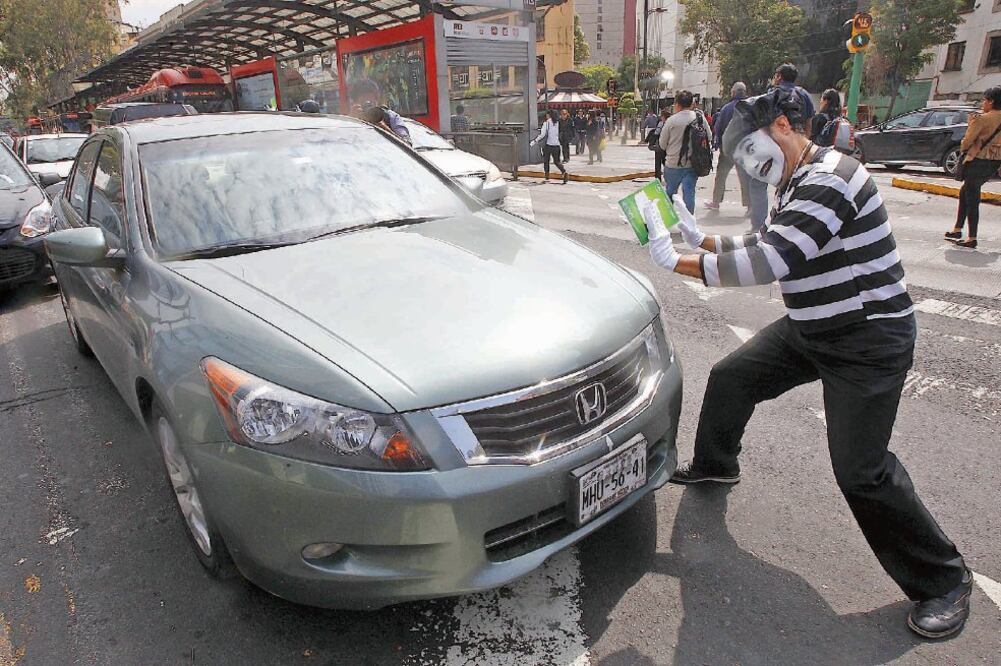 En el cruce de Reforma e Insurgentes, mimos realizaron dinámicas entre quienes iban a pie y conductores para concientizar sobre la prioridad del peatón (ARIEL OJEDA. EL UNIVERSAL)