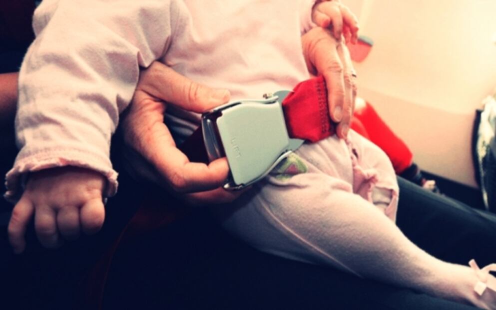 Pasajera con bebé de cuatro meses regala bolsitas con tapones para los oídos durante un vuelo