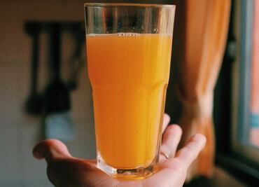 Por qué debes agregarle limón al agua de papaya